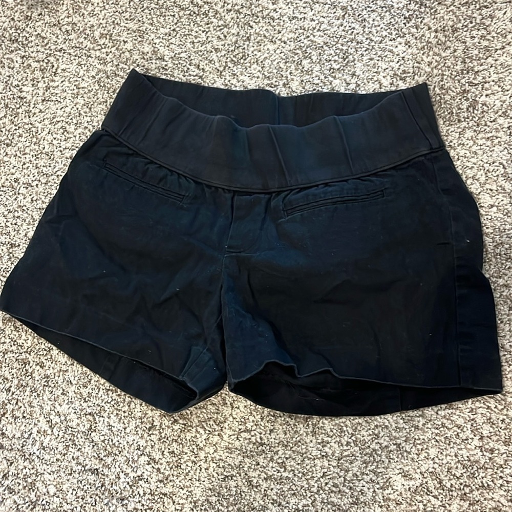 Gap maternity shorts size 4. Black. Good, used condition.